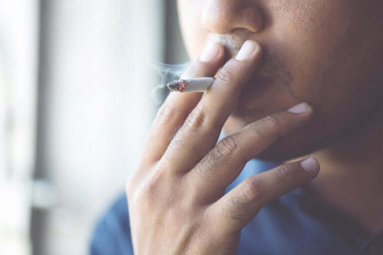 흡연은 COVID-19 합병증의 위험을 증가시킨다