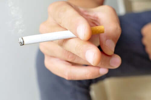 흡연은 COVID-19 합병증의 위험을 증가시킨다 01