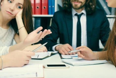 직장에서 피해야 할 4가지 부정적인 태도