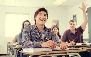 평가와 단순 점수 매기기의 차이점을 보여주는 동기에 가득 찬 학생들의 모습