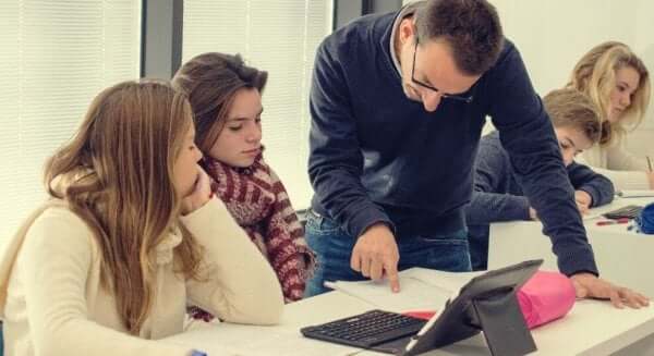 평가와 단순 점수 매기기의 차이점을 보여주는 수업장면