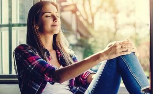 눈-을-감은-여성