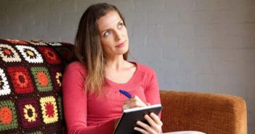 삶-의-계획-을-생각-하는-여자