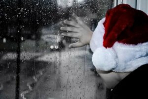 빈자리를 보며 향수에 젖는 크리스마스