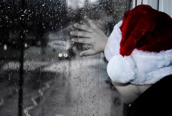 빈자리를 보며 향수에 젖는 크리스마스