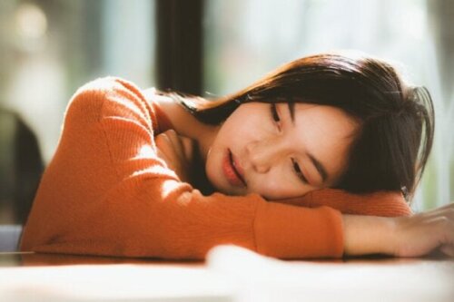 자기 비판과 애착 트라우마 사이의 연관성