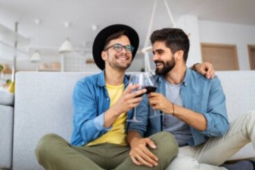 남성과 여성 모두에게 끌리는 바이로맨틱 성향