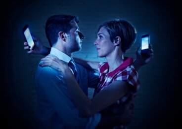 사랑일까, 통제일까? 감시가 커플 관계에 미치는 영향